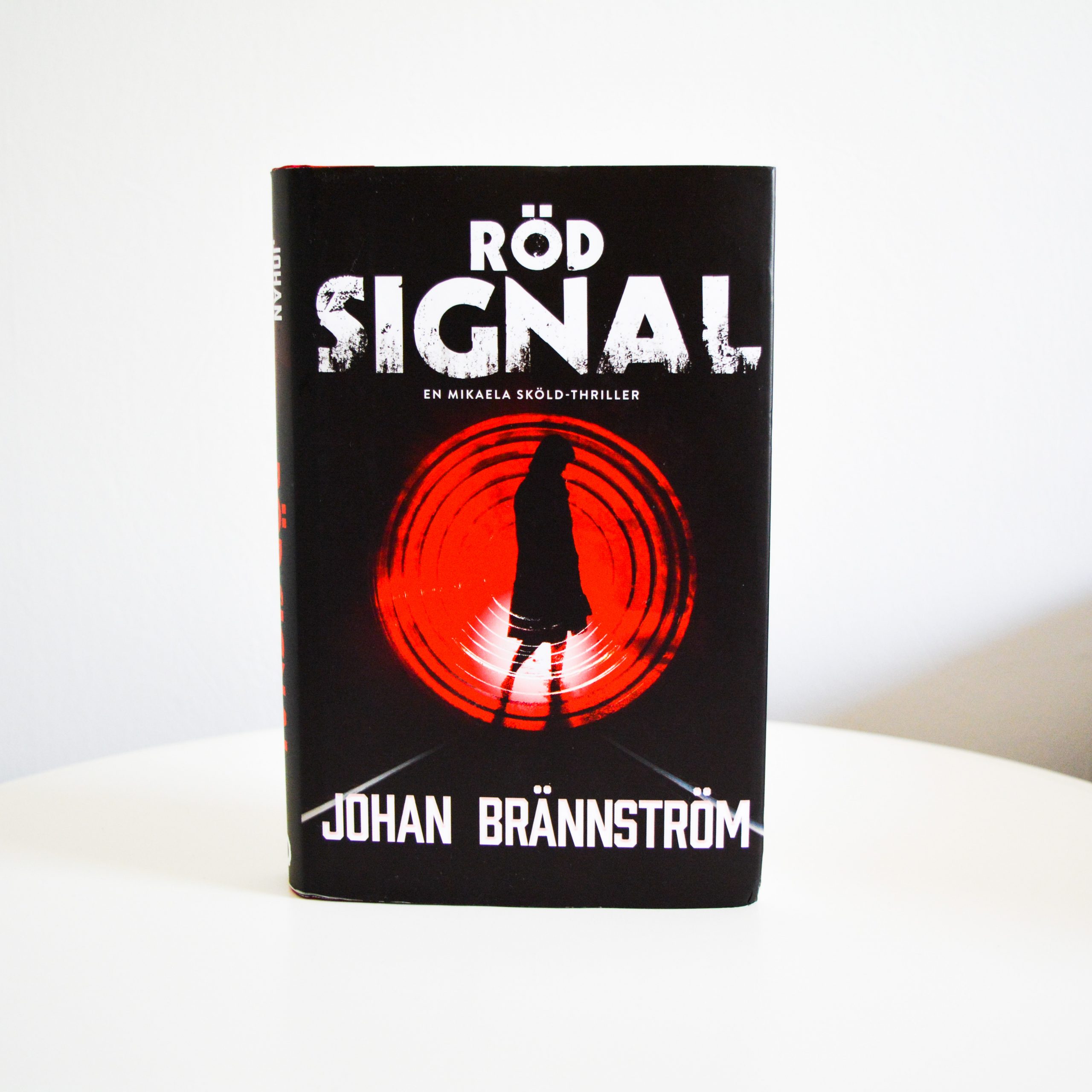 röd signal omslag ordfront 