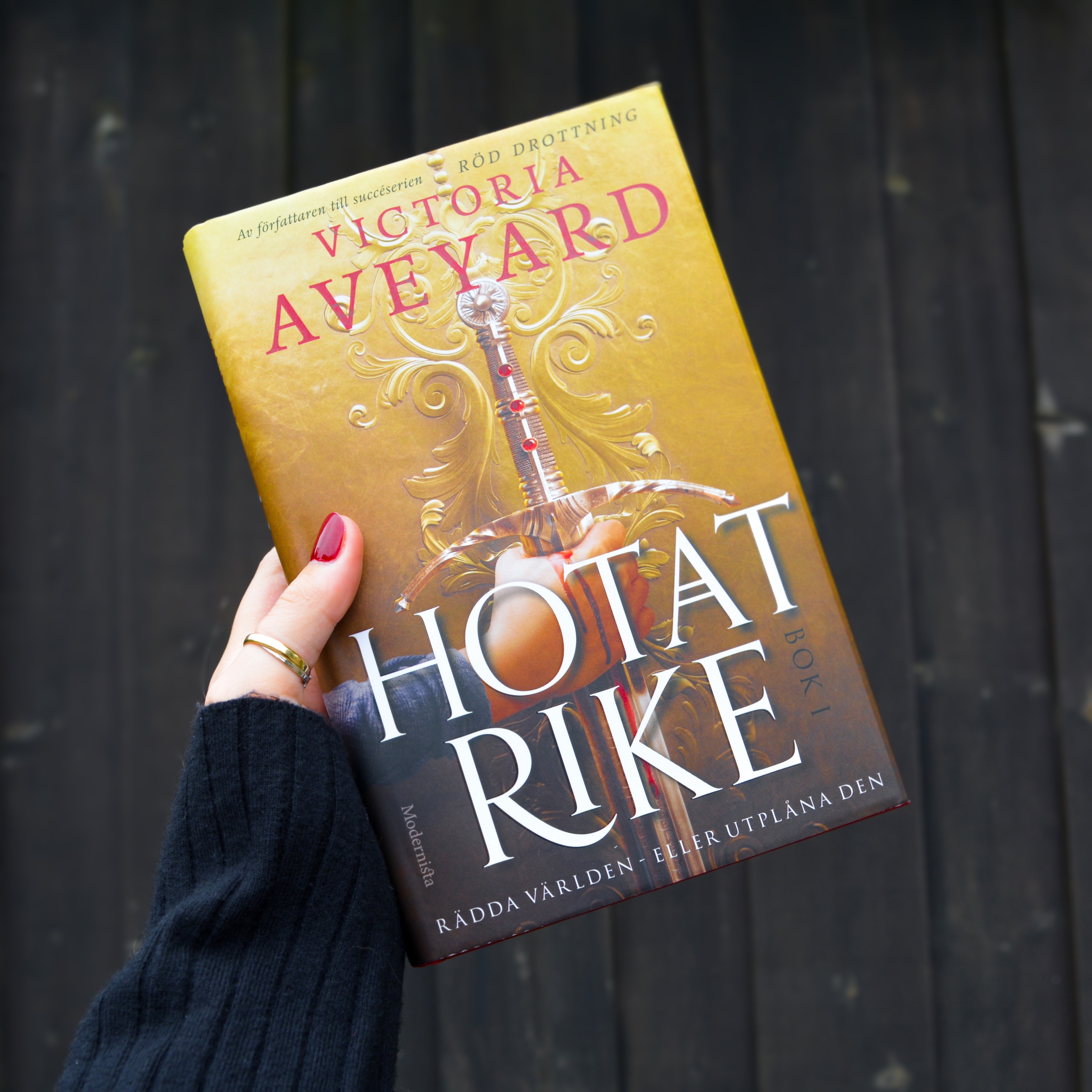 hotat rike omslag